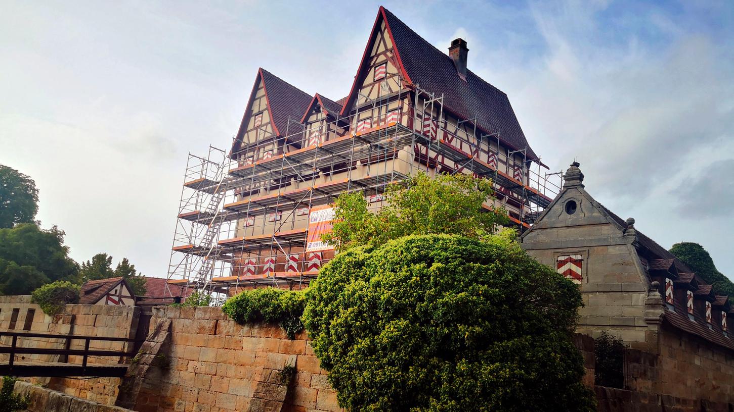 So sieht das Schloss Neunhof die kommenden zwei Jahre aus. Wegen der Sanierung ist es eingerüstet.