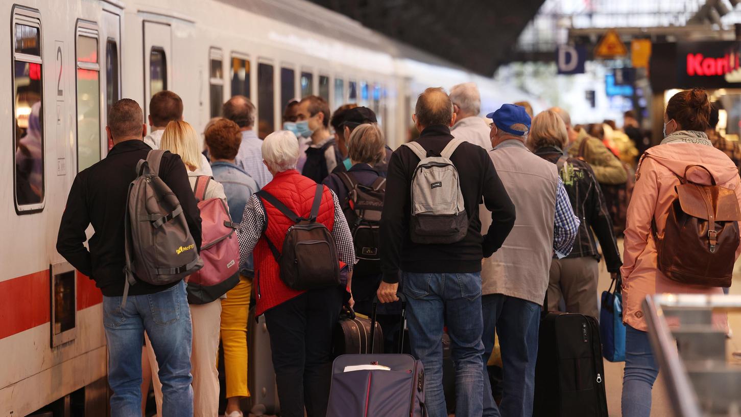 Überfüllte Züge nach dem Streik am 7. September: Die Gewerkschaft Deutscher Lokomotivführer (GDL) hat nun einen Kompromiss mit der Deutschen Bahn gefunden.
Überfüllte Züge nach dem Streik am 7. September: Die Gewerkschaft Deutscher Lokomotivführer (GDL) hat nun einen Kompromiss mit der Deutschen Bahn gefunden.