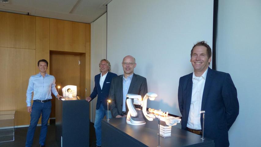 Präsentieren Medizinmodelle von Siemens Healthineers (von links): Viktor Naumann, Frank Geppert, Carsten Bertram und Horst Schmidt.