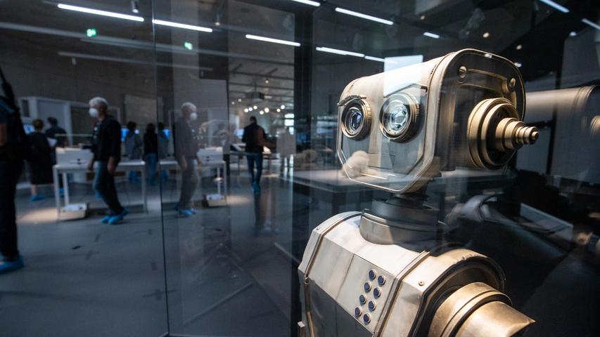 Die Zukunfts-Gadgets von heute sind der Schrott von morgen: Der Film-Roboter Robbi aus dem Jahr 2016 steht nun im Nürnberger Zukunftsmuseum.