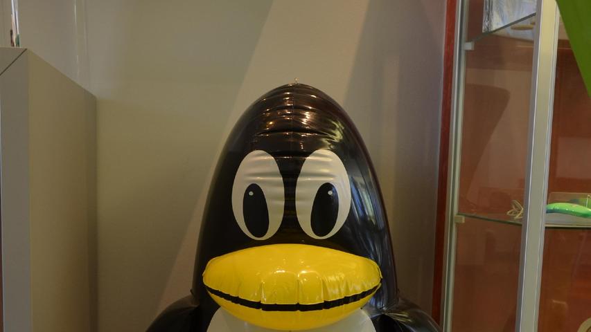 In der kleinen Ausstellung ist auch Tux, das Linux-Maskottchen, zu sehen.
