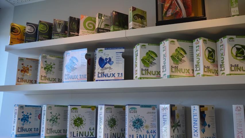 Eine der beiden großen Produktlinien ist Linux für Großunternehmen. In der unternehmenseigenen kleinen "Museum" sind alle Linux-Distributionen ausgestellt.