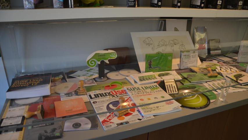 Es werden auch alte Dokumentationen und Hefte ausgestellt, welche auch die wechselvolle Geschichte von Suse zeigen, die von mehreren Übernahmen - zum Beispiel durch Novell im Jahr 2004 - geprägt war.