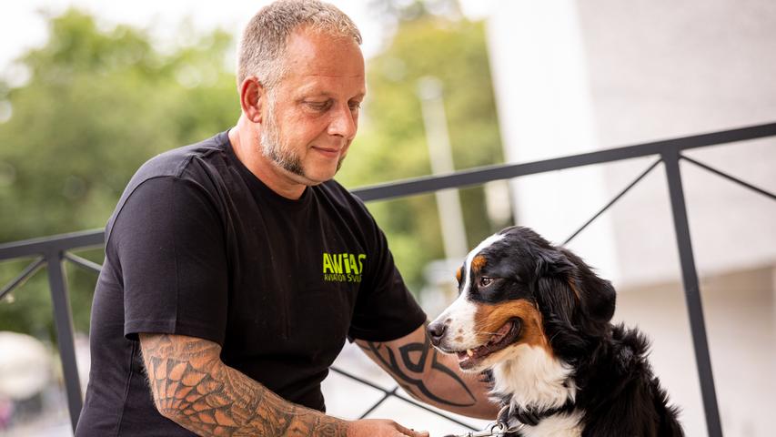Soll bei Rockkonzerten Coronainfizierte erschnüffeln: Spürhund Cordula mit ihrem Hundeführer.
Soll bei Rockkonzerten Coronainfizierte erschnüffeln: Spürhund Cordula mit ihrem Hundeführer.