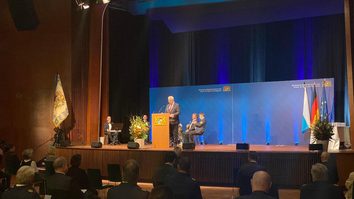 Bayerns Innenminister Joachim Herrmann und Landespolizeipräsident Prof. Dr. Wilhelm Schmidbauer die Bayerns Innenminister Joachim Herrmann und Landespolizeipräsident Prof. Dr. Wilhelm Schmidbauer die