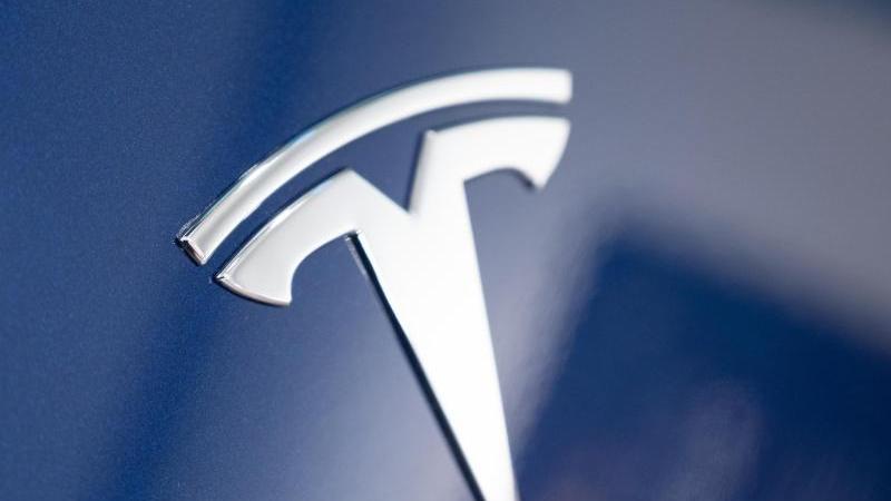 Neue Idee bei Tesla: Laserstrahlen sollen Autoscheibe reinigen