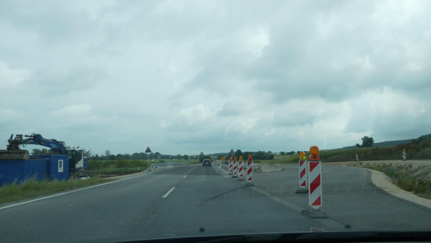 Im Zug der Ausbaumaßnahme der B470 wird auch die Fahrbahn über die neue Fahrradunterführung nahe Gerhardshofen/Forst erneuert.
Im Zug der Ausbaumaßnahme der B470 wird auch die Fahrbahn über die neue Fahrradunterführung nahe Gerhardshofen/Forst erneuert.