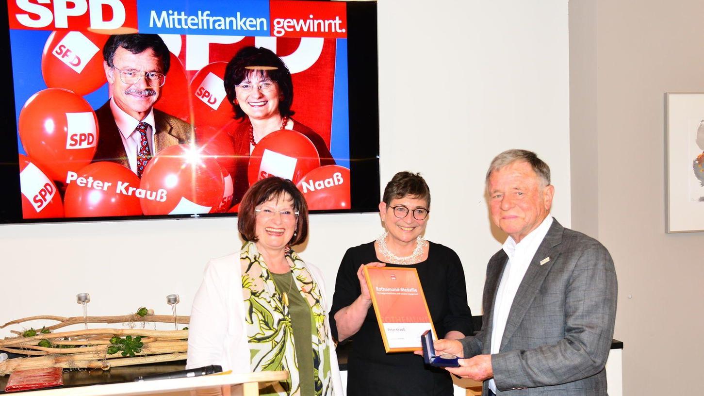 Für seinen Einsatz um das Gemeinwohl und die Sozialdemokratie hat die SPD jetzt den ehemaligen Pappenheimer Bürgermeister Peter Krauß mit der Helmut-Rothemund-Medaille geehrt. Überreicht wurde diese von Bezirkstagsvizepräsidentin Christa Naaß und der Ortsvorsitzenden Pia Brunnenmeier (Mitte).