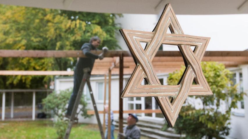 Laubhütte XXL in Erlangen: Aktion gegen Antisemitismus und Vorurteile