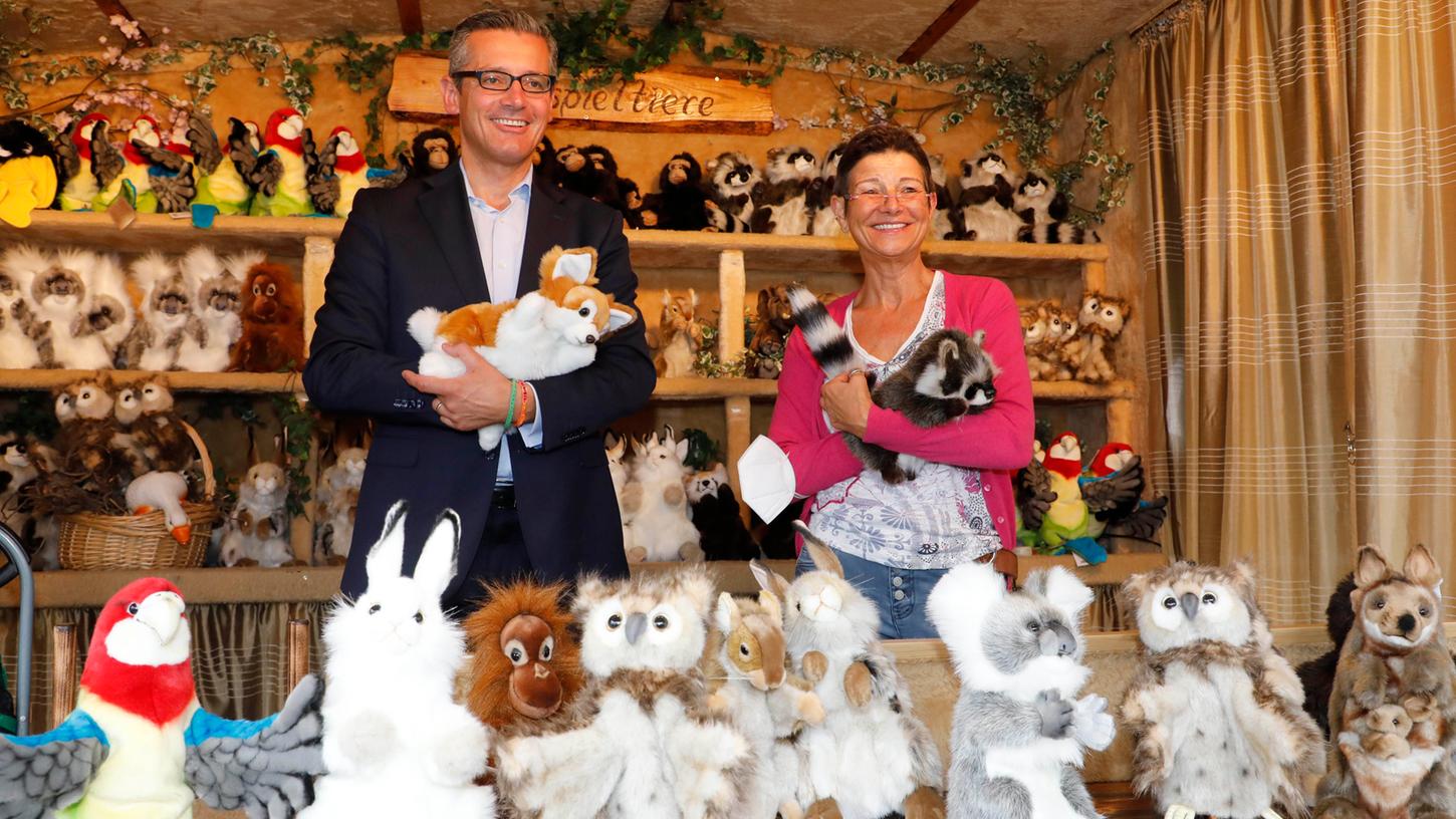 Zur Eröffnung des Herbstmarkts stellt Bianca Zettner ihre Handspiel-Tiere auch Wirtschaftsreferent Michael Fraas vor.