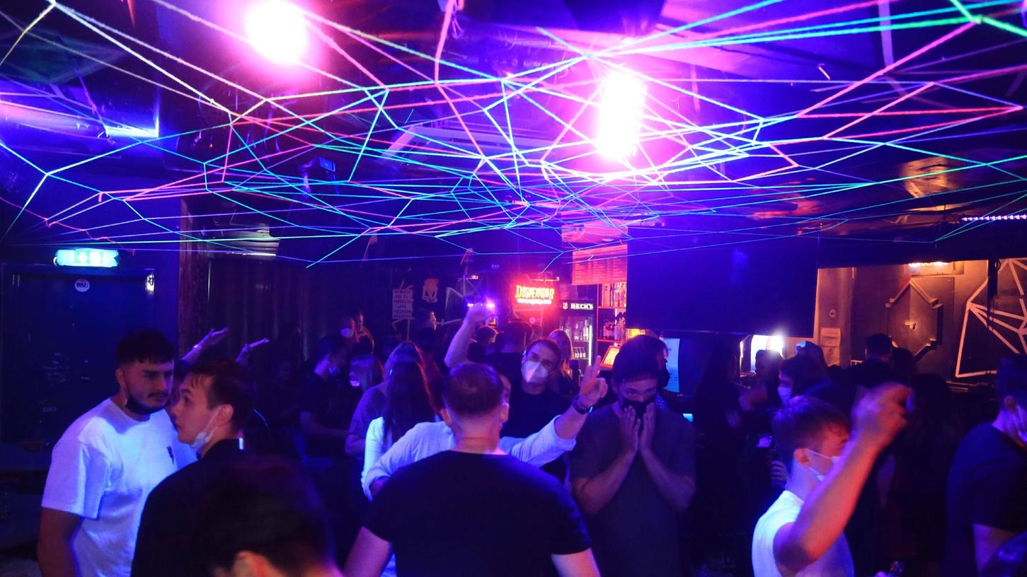 Nach der 2G-Party in Münster stieg die Zahl der Infizierten mittlerweile auf 83 an.
Nach der 2G-Party in Münster stieg die Zahl der Infizierten mittlerweile auf 83 an.