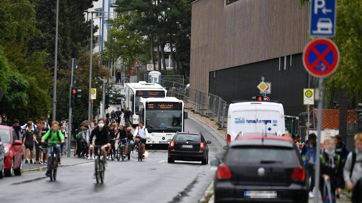 Nadelöhr am Schlossbad: Auch am Mittag kommen sich Schüler (zu Fuß und auf dem Rad), Busse und Autos im neuen "verkehrsberuhigten Geschäftsbereich" in der Mühlstraße gefährlich nah.