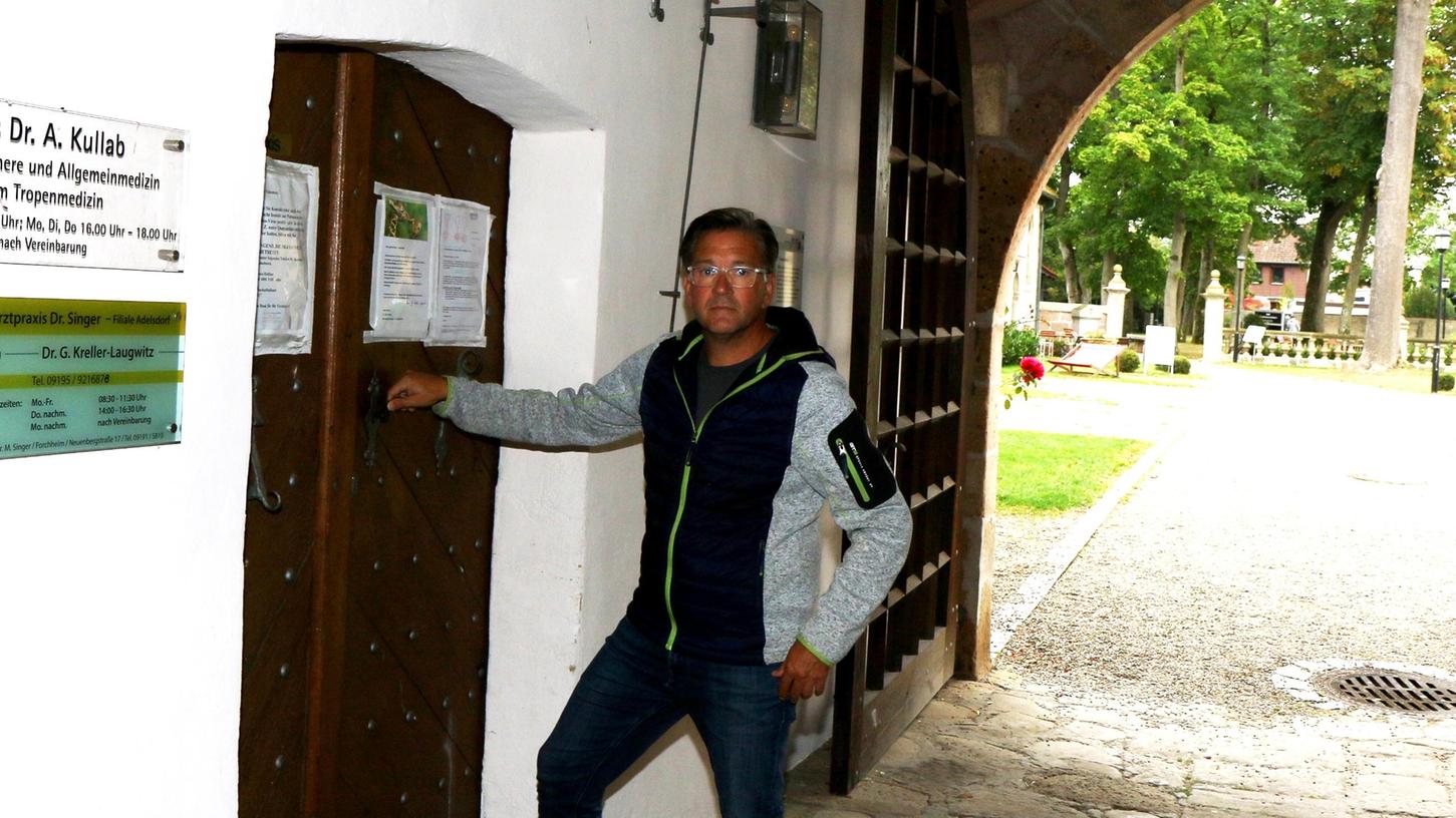 Bürgermeister Karsten Fischkal vor der dicken Holztür an der Praxis im Schloss.
Bürgermeister Karsten Fischkal vor der dicken Holztür an der Praxis im Schloss.
