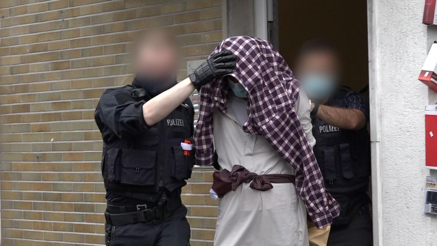  Nach dem Polizeieinsatz an der Synagoge in Hagen hat die Polizei vier Verdächtige festgenommen, darunter einen 16-Jährigen in Hagen. Das teilte die Hagener Polizei am Donnerstag mit. 