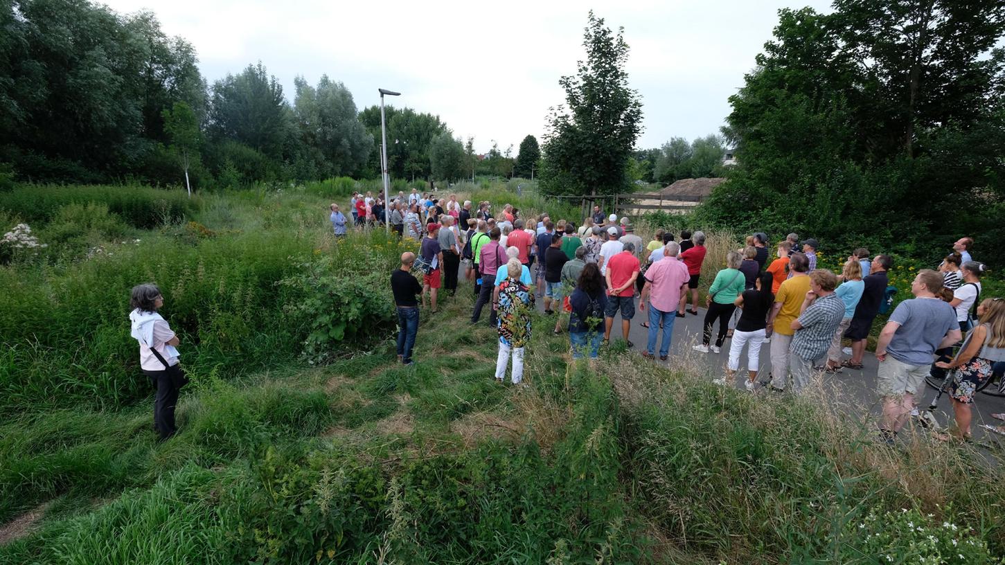 Die Bürger informierten sich bei einem Spaziergang über die geplanten Bauprojekte. Die Bürger informierten sich bei einem Spaziergang über die geplanten Bauprojekte.