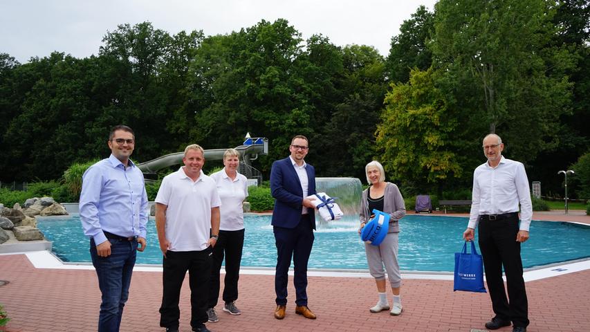 Stadtwerke-Geschäftsführer Winfried Klinger, „Ehrenbesucherin“ Helma Schulze, OB Peter Reiß sowie Mona König, Marco Stöhr und Michael Gaisa vom Parkbad-Team (von rechts).  