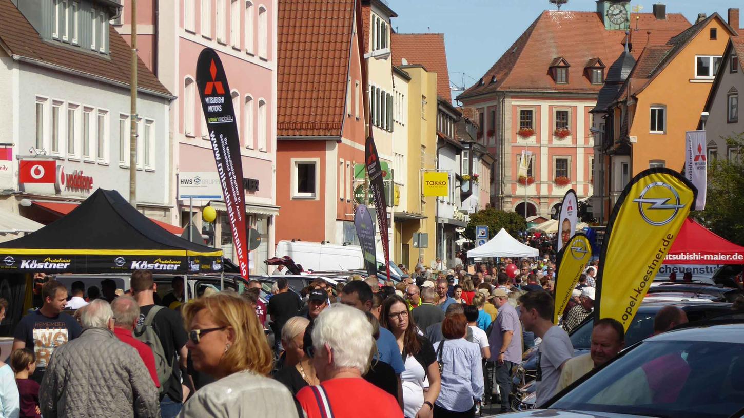 Dieses Bild wird es beim Herbstfest unter Corona-Bedingungen nicht geben: Die Automeile weicht einer langen Budenreihe durch die ganze Altstadt und die Besucher werden um sicheren Abstand gebeten.
Dieses Bild wird es beim Herbstfest unter Corona-Bedingungen nicht geben: Die Automeile weicht einer langen Budenreihe durch die ganze Altstadt und die Besucher werden um sicheren Abstand gebeten.
