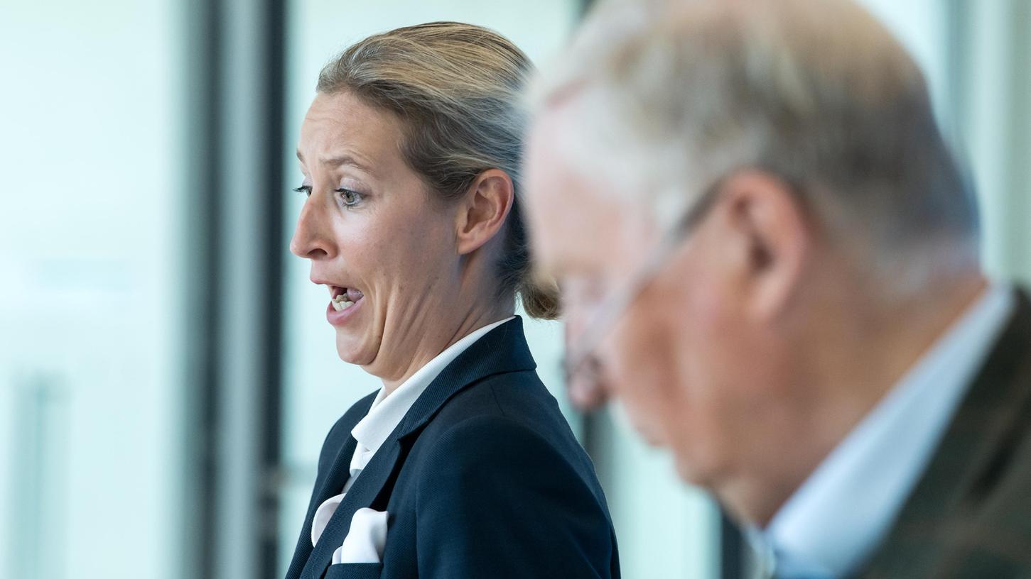 AfD-Spitzenkandidatin Alice Weidel hat die Drangsalierung der Kreml-Gegner vor der Parlamentswahl in Russland mit dem Umgang von Kritikern der Corona-Maßnahmen in Deutschland verglichen.
AfD-Spitzenkandidatin Alice Weidel hat die Drangsalierung der Kreml-Gegner vor der Parlamentswahl in Russland mit dem Umgang von Kritikern der Corona-Maßnahmen in Deutschland verglichen.