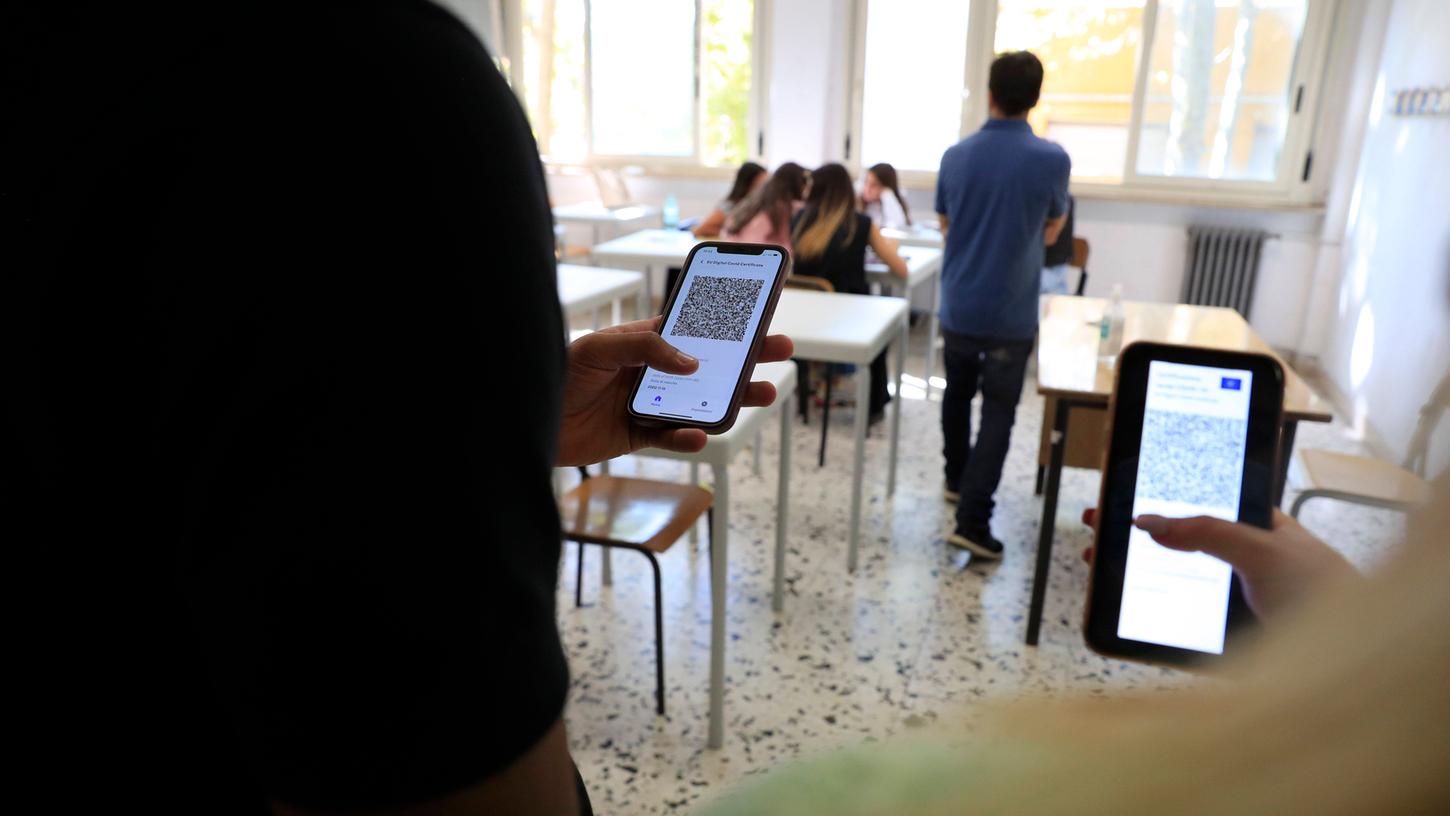 Lehrer und Mitarbeiter an italienischen Schulen und Universitäten sind verpflichtet, den COVID-19 Lehrer und Mitarbeiter an italienischen Schulen und Universitäten sind verpflichtet, den COVID-19