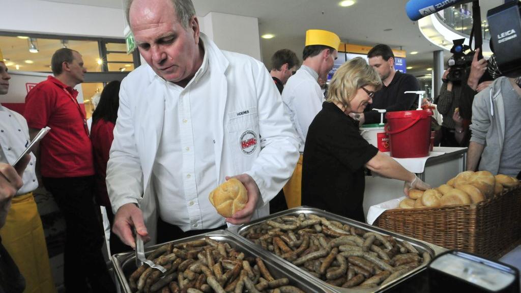 Uli Hoeneß verkaufte Nürnberger Rostbratwürste für einen guten Zweck.