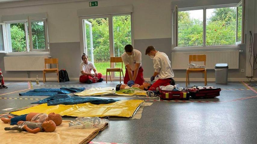 Wie hier bei einer Übung der Rettungsschwimmer der Wasserwacht Schwabach, absolvierte auch Luka Rauschmayer in Erlangen einen Erste-Hilfe-Auffrischungskurs. Vermutlich, sagt er, rettete dies einem Familienvater im Italienurlaub nun das Leben.
Wie hier bei einer Übung der Rettungsschwimmer der Wasserwacht Schwabach, absolvierte auch Luka Rauschmayer in Erlangen einen Erste-Hilfe-Auffrischungskurs. Vermutlich, sagt er, rettete dies einem Familienvater im Italienurlaub nun das Leben.