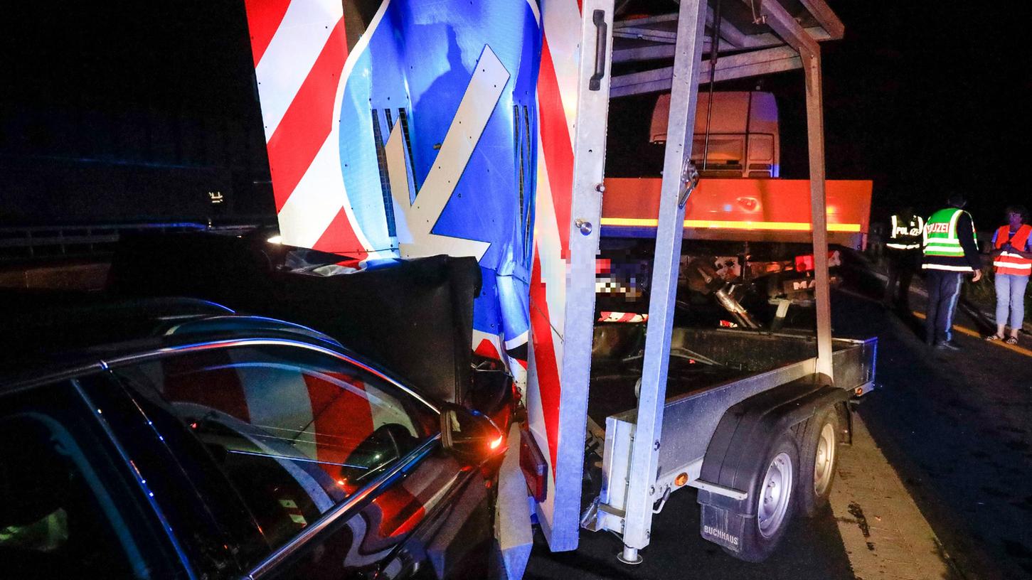 Am späten Donnerstagabend krachte ein Pkw bei Eltersdorf ohne Fremdeinwirkung in ein Sicherungsfahrzeug.
Am späten Donnerstagabend krachte ein Pkw bei Eltersdorf ohne Fremdeinwirkung in ein Sicherungsfahrzeug.