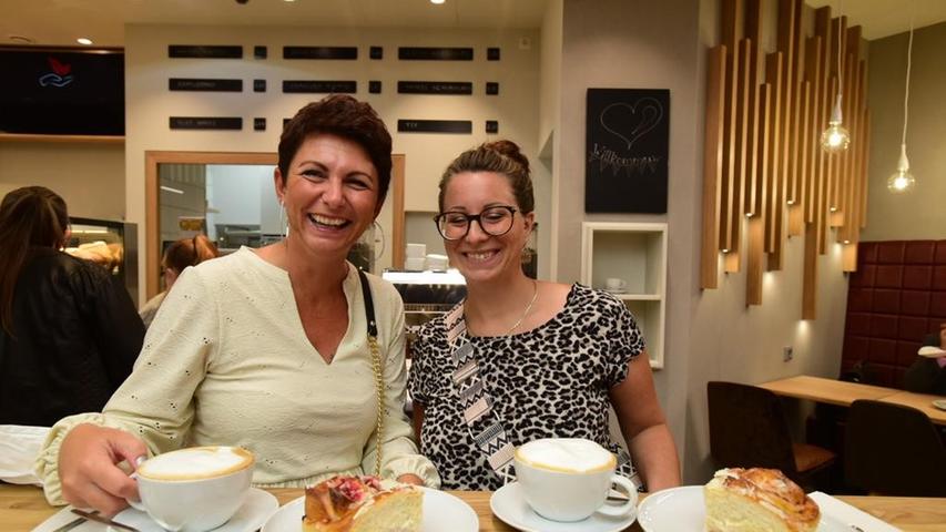 Jennifer Montag und Stephanie Ein hatten sich voller Vorfreude verabredet für den Tag: Sie genießen den ersten Milchkaffee im Flair.