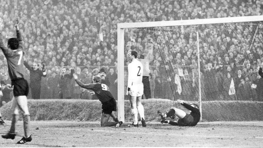 Jubelszene beim legendären 7:3-Heimtriumph des 1. FCN gegen die Bayern Anfang Dezember 1967! Am 16. Spieltag der Saison 67/68 schossen die Cluberer den FCB furios aus dem eigenen Stadion. Nürnbergs Goalgetter Franz Brungs hat eben den ersten seiner fünf Treffer gegen chancenlose Bayern erzielt, Nationaltorwart Sepp Maier ist geschlagen. Am Ende der Spielzeit wurde der Club letztmals Deutscher Meister, die Bayern "nur" Vierter.