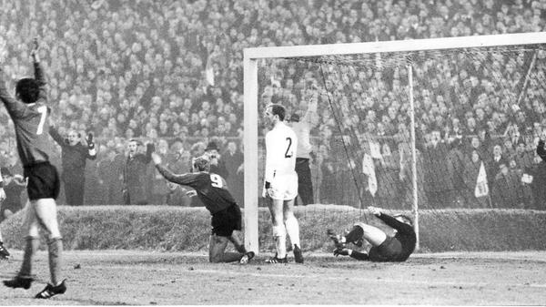Jubelszene beim legendären 7:3-Heimtriumph des 1. FCN gegen die Bayern Anfang Dezember 1967! Am 16. Spieltag der Saison 67/68 schossen die Cluberer den FCB furios aus dem eigenen Stadion. Nürnbergs Goalgetter Franz Brungs hat eben den ersten seiner fünf Treffer gegen chancenlose Bayern erzielt, Nationaltorwart Sepp Maier ist geschlagen. Am Ende der Spielzeit wurde der Club letztmals Deutscher Meister, die Bayern "nur" Vierter.