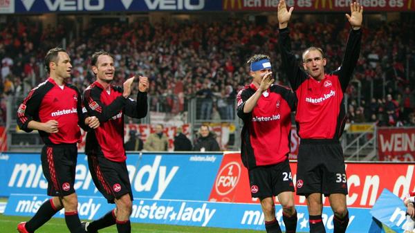Besser lief's für den Club im Februar 2007, als es einen phänomenalen Heim-Triumph im Frankenstadion zu bestaunen gab! Der 1. FC Nürnberg zelebrierte am 2. Februar ein 3:0 gegen die Bayern. Jan Polak, Markus Schroth und Vratislav Gresko feiern den Schützen zum 3:0, Robert Vittek (von links nach rechts).