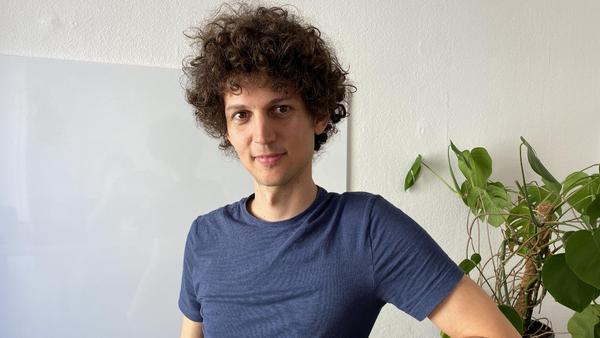 Lucas Fassnacht (33), Science-Fiction-Autor: Ich wohne in einem Land mit Krankenversicherung und staatlich finanzierten Opernhäusern - die perfekte Ausgangslage für Zuversicht mit schlechtem Gewissen. Ich denke, der technische Fortschritt kann die Menschheit retten, wenn er sie nicht vorher zerstört. Dafür sollten die Leute zum Beispiel erkennen, dass das Windrad vorm Haus besser ist als ein Waldbrand vorm Haus.