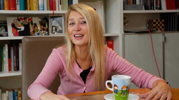Hildegard Pohl, Musikerin: Ich freue mich auf jeden neuen Tag und erwarte ihn mit positivsten Gefühlen. Das Wort Zukunft klingt für mich spannend, weil sich alles jederzeit verändern kann und nur so bleibt das Leben aufregend schön! Es gibt so viele Bereiche, in denen ich dankbar bin, in 2021 zu leben ( aktuell bin heute ich meiner 2021-er Zahnärztin dankbar, dass es sie gibt). Wenn wir Technik und Wissenschaft dazu nutzen, dass sie uns Menschen hilft, unser Leben und die Welt für die Menschheit besser zu gestalten - dann forscht und entwickelt! Ich kann nur Klavierspielen….. Die drängendste Zukunftsfrage ist bestimmt weder das selbstfahrende Auto noch die Drohnen, um Pakete zu liefern. Aber, dass in Afrika immer noch jeden Tag Kinder verhungern müssen, das lässt mich oft an der Gerechtigkeit der Welt verzweifeln…