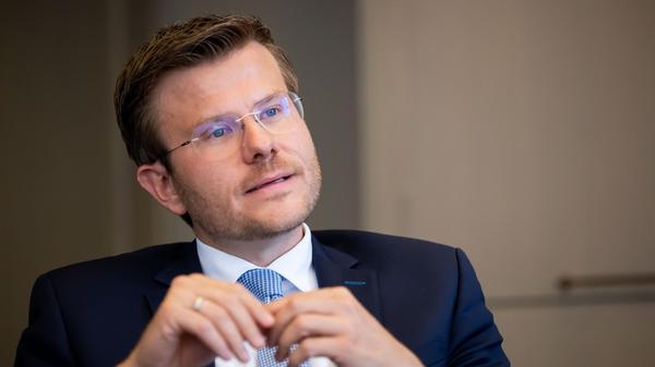 Marcus König (40), Oberbürgermeister von Nürnberg: Ich bin Optimist und sehe die Zukunft positiv. Die Digitalisierung und neue Techniken werden uns dabei helfen, bestehende und neue Probleme besser bewältigen zu können. Wir dürfen nur keine Angst vor Veränderungen haben. Unsere Stärke ist es, unsere Tradition zu leben und Neues zu wagen. Wir haben zuletzt erlebt, wie schwer es ist, verlässliche Vorhersagen zu treffen. Vor zwei Jahren hätte keiner gedacht, dass eine weltweite Pandemie so massiv unser Leben verändern wird. Aber die Pandemie hat auch gezeigt, wozu unsere Wissenschaftler fähig sind. Keiner hätte zu prognostizieren gewagt, dass es einen wirksamen Impfstoff gegen SARS CoV-2 in nur neun Monaten geben wird. Dies zeigt, wie viel Potenzial noch in Forschung und Technik steckt. Wir werden weitere Durchbrüche erleben in der Medizintechnik, in der Mobilität, in der Umwelt- und Ernährungstechnik. Wichtig ist dabei aber, und das ist ein wesentlicher Ansatz der Technischen Universität Nürnberg und des Zukunftsmuseums Nürnberg, die Entwicklungen immer auch kritisch zu begleiten. Eine menschliche Pflege durch Roboter kann ich mir übrigens derzeit nur schwer vorstellen. Was die wichtigste Herausforderung ist? Im ersten Moment würde ich sagen: der Klimawandel. Aber ganz eng damit verbunden ist die wohl drängendste Frage, wie wir es schaffen können, dass alle Menschen in der Welt genügend zu essen haben und kein Mensch mehr verhungern muss.