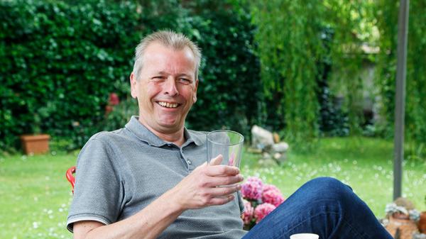 Nürnbergs Ex-OB Ulrich Maly (61): Mein Blick in die Zukunft ist grundsätzlich immer positiv, zum einen weil eine negative Einstellung die Welt auch nicht besser macht und zum anderen, weil schon in meiner Lebenszeit so viele „Endzeitsituationen“ eingetreten sind (Mauerbau, Vietnamkrieg, kalter Krieg, Terrorismus in Deutschland, Tschernobyl, …COVID 19), die am Ende dann doch überwunden, beseitigt, gemanagt werden konnten. Zukunft hat zunächst mal nichts mit technischem Fortschritt zu tun. Den gibt es immer und als permanenten Prozess. Technik ist im besten Fall eine dienende Funktion zur Lösung kleiner und großer Menschheitsprobleme. Das beginnt im Alltag bei der Frage, ob das Smartphone unser Leben erleichtert oder uns abhängig macht, und endet bei der Frage, ob Technikeinsatz in der Schule in der Lage ist, Bildungsgerechtigkeit zu befördern (oder eben nicht, siehe Homeschooling), einen Beitrag zum Klimawandel zu leisten und die Welt gerechter zu machen, zum Beispiel den Hunger zu überwinden. Es gab früher mal auf den Betonmischfahrzeugen eine Werbung, die lautete: „Beton - es kommt drauf an, was man draus macht“. Genau so ist es mit dem technischen Fortschritt. Die große Frage der Zukunft ist die Frage einer gerechteren Verteilung der Chancen und Güter weltweit. In Ihrer Folge lassen sich andere Fragen wie kriegerische Konflikte oder der Klimawandel besser bearbeiten oder überhaupt erst einmal angehen.