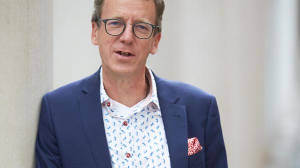 Prof. Dr. Daniel Hess (58), Generaldirektor des Germanischen Nationalmuseums: In die Zukunft blicke ich positiv, denn ich glaube an die schöpferische Kraft des Menschen. Naturwissenschaften und Technik werden unser künftiges Leben noch stärker prägen als bislang – davon bin ich überzeugt. Aber das ist nur die eine Seite. Damit Naturwissenschaften und Technik der Menschheit zugutekommen und sie zukunftsfähig machen können, braucht es eine solide gesellschaftliche Basis und ein vertrauensvolles Miteinander. Diese Basis bildet die Kultur. Die drängendste Zukunftsfrage ist für mich: Wie kommt die Menschheit zurück von Hassrede und Fake News zu einem konstruktiv friedlichen Dialog, um gemeinsam zukunftsfähige Lösungsansätze zu entwickeln für zentrale Fragen wie Krieg, Flucht, Klima und Umwelt?