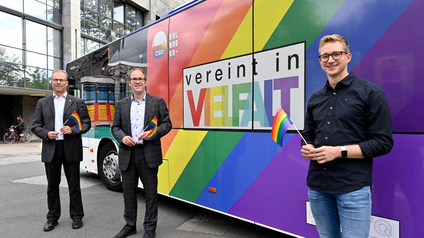 Der Christopher Street Day (CSD) wird in diesem Herbst zum zweiten Mal auch in Erlangen gefeiert. Das Motto "Vereint in Vielfalt" ist bereits jetzt auf dem Regenbogenbus im Stadtverkehr zu bestaunen.
