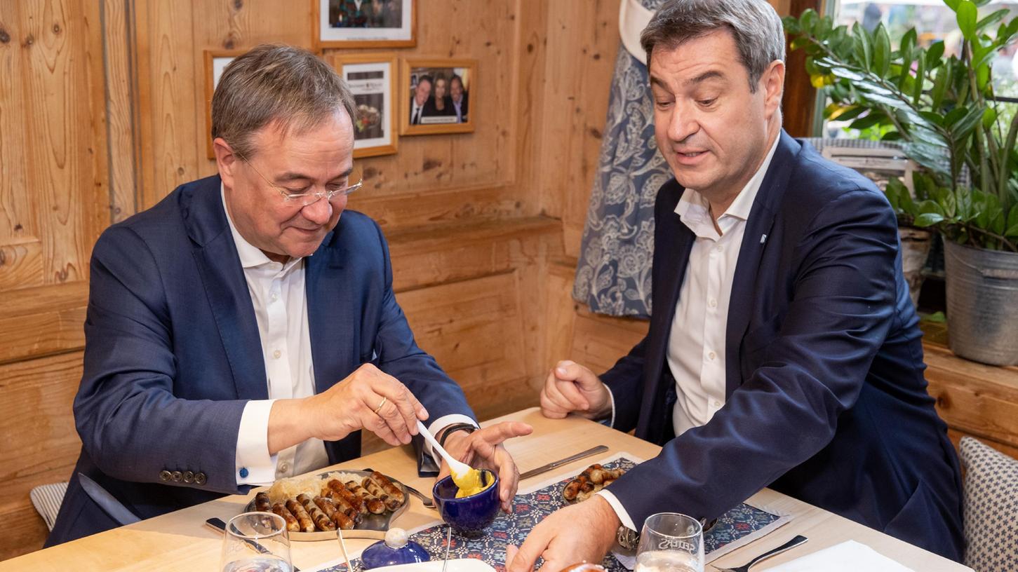 Armin Laschet kam für einen Wahlkampftermin nach Nürnberg - und genehmigte sich mit Markus Söder Bratwürste mit Sauerkraut.
Armin Laschet kam für einen Wahlkampftermin nach Nürnberg - und genehmigte sich mit Markus Söder Bratwürste mit Sauerkraut.