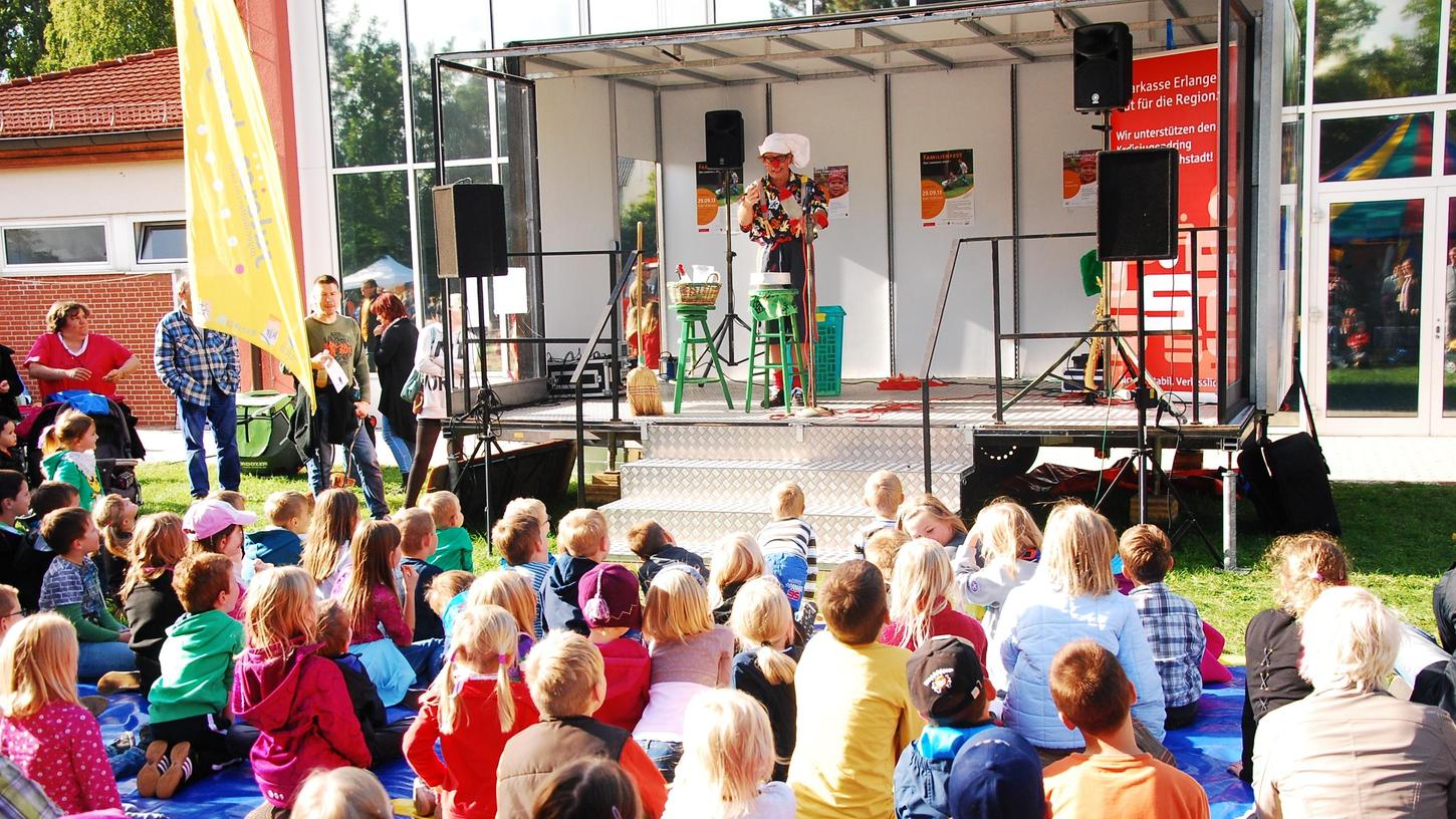 Die mobile Bühne wurde im Jahr 2012 auf Initiative der Evangelischen Jugend in Erlangen angeschafft.
