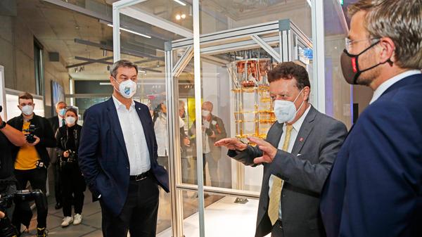 Beim Rundgang erläuterte der Generaldirektor des Deutschen Museums, Wolfgang M. Heckl, Bayerns Ministerpräsidenten Markus Söder und Nürnbergs Oberbürgermeister Marcus König die Exponate im Zukunftsmuseum. Die Ausstellungen erstrecken sich über 2900 Quadratmeter Fläche und fünf Themenfelder: Arbeit und Alltag, Körper und Geist, System Stadt, System Erde und Raum und Zeit.