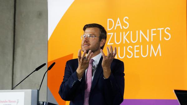 Für Nürnbergs Oberbürgermeister Marcus König (CSU) geht mit der Eröffnung der Zweigstelle des Deutschen Museums in Nürnberg "ein Traum in Erfüllung". Die Entscheidung des Freistaats von 2014, das Museum im Augustinerhof zu bauen, "war ein wichtiges Signal für die ganze Stadt und die gesamte Metropolregion", so König in seiner Rede.
