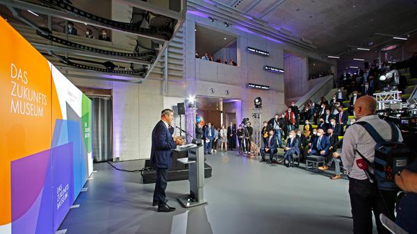 Aufgrund der Corona-Pandemie konnten nur wenige Gäste live bei der Eröffnungsfeier dabei sein. Insgesamt kamen rund 300 Persönlichkeiten aus Politik, Wirtschaft und Gesellschaft ins Zukunftsmuseum - alle anderen konnten die Veranstaltung per Live-Stream mitverfolgen.