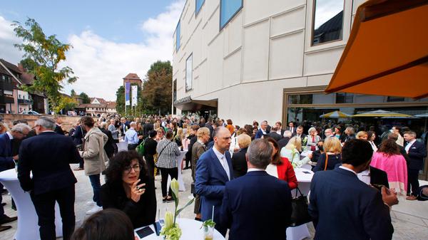 Lockeres Get-together nach der Eröffnung: Rund 300 Gäste aus Politik, Wirtschaft und Gesellschaft feierten das Zukunftsmuseum bei kalten Getränken und Häppchen.