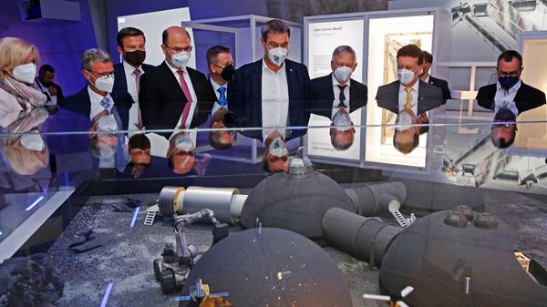 Wie werden wir in Zukunft leben? Auf dem Mars vielleicht? Dieser Frage können Besucherinnen und Besucher nun selbst auf den Grund gehen. Auch die bayerischen Minister bekamen bei ihrem Rundgang einen ersten Einblick.