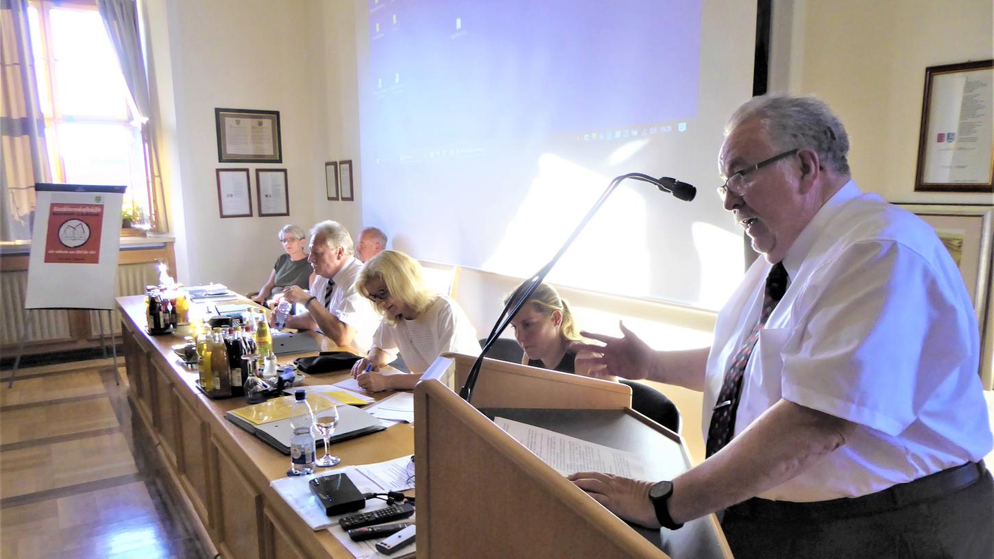 Seit 37 Jahren gehört Bernd Schnizlein (SPD) dem Neustädter Stadtrat an, wofür ihn Bürgermeister Klaus Meier mit anderen langjährigen Ratsmitgliedern ehrte.
Seit 37 Jahren gehört Bernd Schnizlein (SPD) dem Neustädter Stadtrat an, wofür ihn Bürgermeister Klaus Meier mit anderen langjährigen Ratsmitgliedern ehrte.