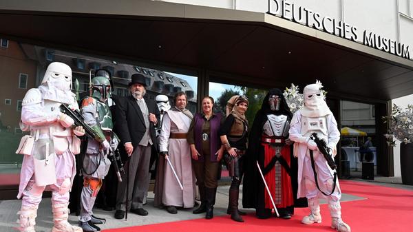 Auch die Star-Wars-Truppe posierte bei der Eröffnung des Zukunftsmuseum auf dem roten Teppich.