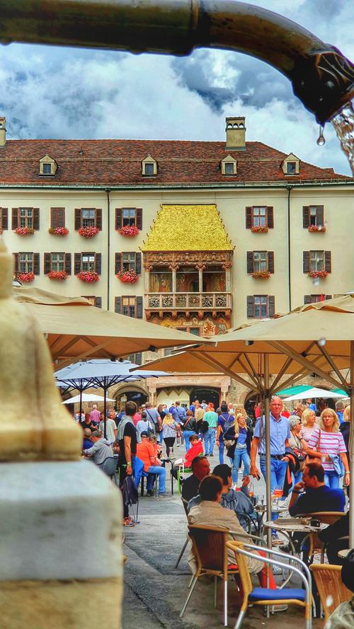 Sollte man wenigstens mal gesehen haben: Das berühmte Goldene Dacherl an einem Prunkbalkon des Kaisers Maximilian I. Der verbrachte in Innsbruck seine Jugend und viele Sommer.
