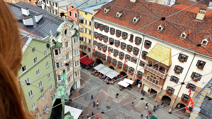 Blick hinunter in die Altstadt aufs Goldene Dacherl.