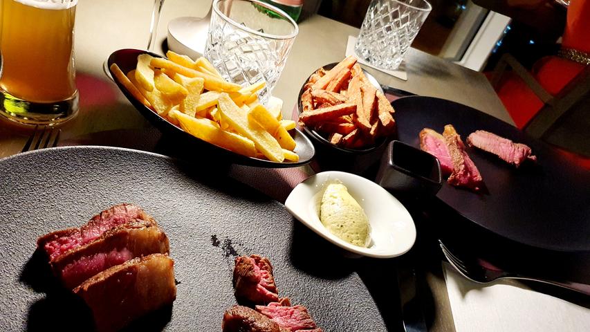 Im Restaurant des aDLERS-Hotel am Bahnhof wird unter anderem auch Steak von den Rindern der hiesigen Almen serviert.