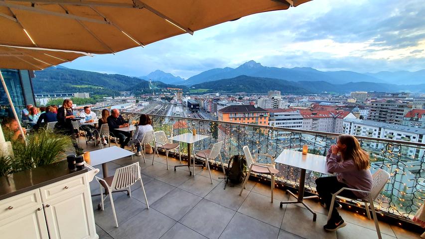 Blick von der Bar des aDLERS-Hotel am Bahnhof auf die Stadt und in die Berge. Das Restaurant ist im 12. Stockwerk.
