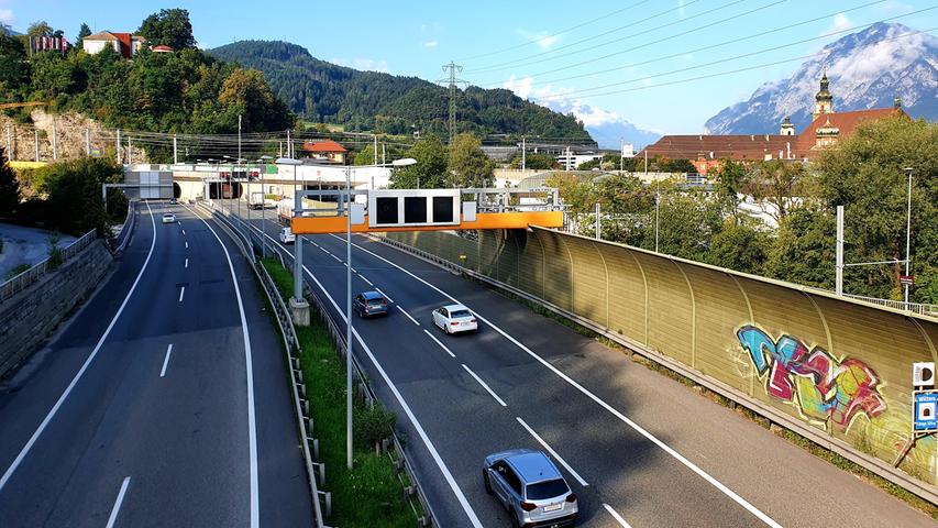 Dabei muss man die Brennerautobahn nahe des Bergisel überqueren, auf dem die berühmte Sprungschanze steht. 
